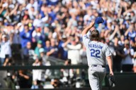 Deadspin | Clayton Kershaw earns road curtain call as Dodgers dispatch Mariners