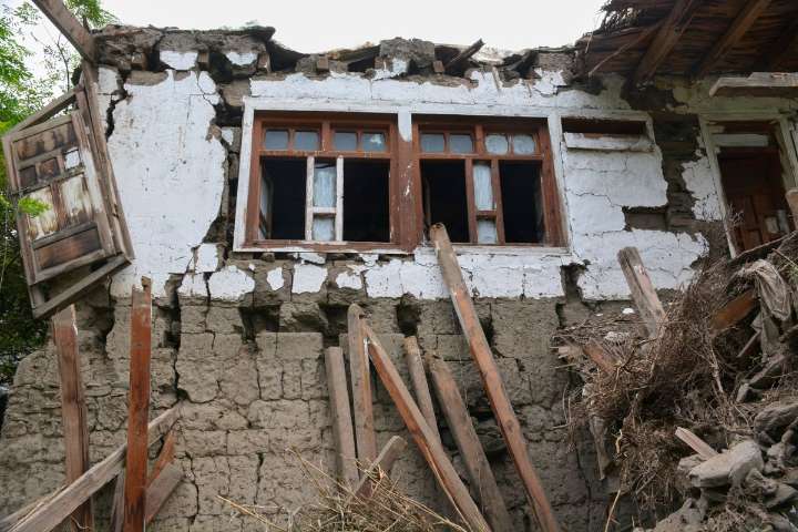 Suman 812 muertos por sismo en Afganistán y más de 2 mil 800 heridos