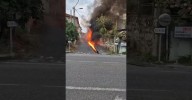 Vídeo | Una furgoneta se calcina en la N-525 a la altura de Tamallancos