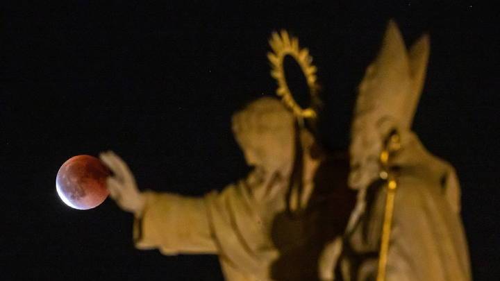 Las fotos más increíbles del eclipse de la luna de sangre en León y el resto del mundo