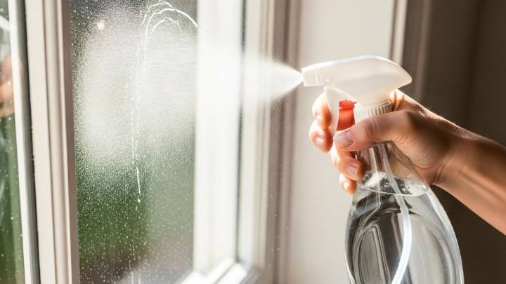 Ni vinagre, ni jabón: el truco para dejar relucientes las ventanas de casa