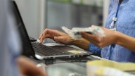 Día del Empleado de Comercio: cuándo es y qué pasa con los negocios