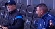 Técnico enfurece con su asistente por sacar al jugador que no era, así fue el momento