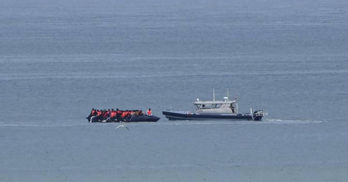 Un juez británico bloquea temporalmente el plan del gobierno para devolver a un migrante a Francia