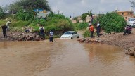 Vehículo es arrastrado por la corriente en el arroyo Alfaro
