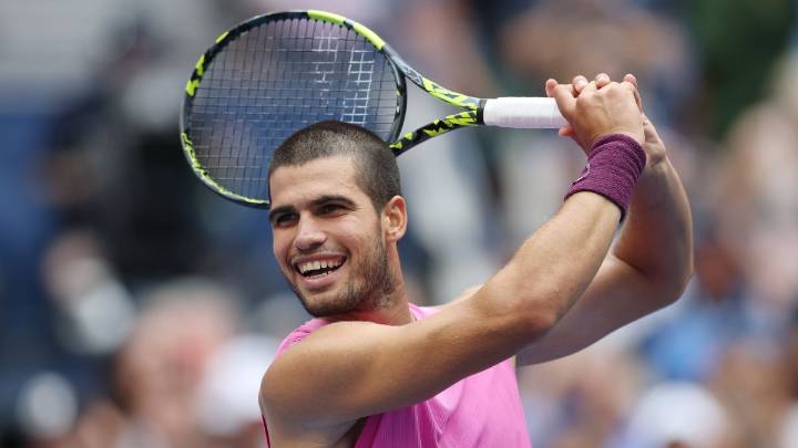 Alcaraz le gana Djokovic por paliza y llega a la final del Abierto de EEUU
