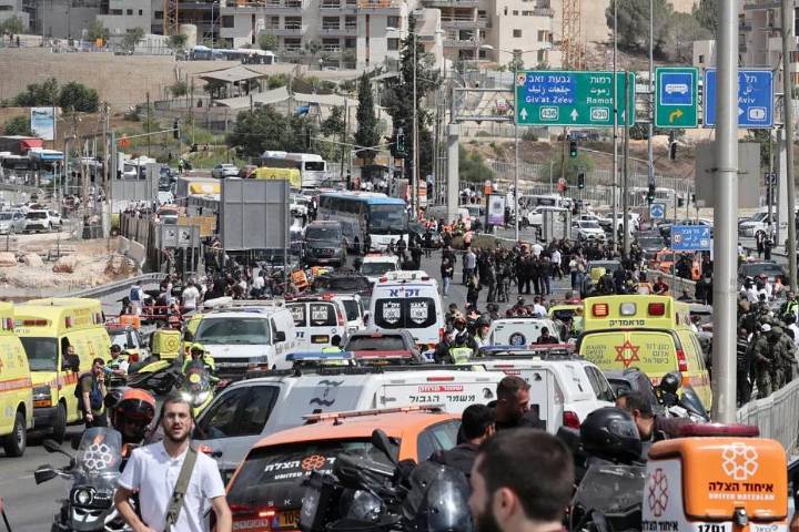 Dos terroristas palestinos matan a cinco personas tras abrir fuego en un autobús en Jerusalén