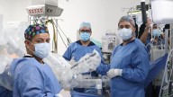Robot opera a un paciente en la clínica 25 del IMSS