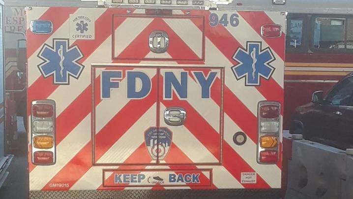 Tragedia en Nueva York: mujer en llamas fallece tras caer de un edificio en un aterrador incidente