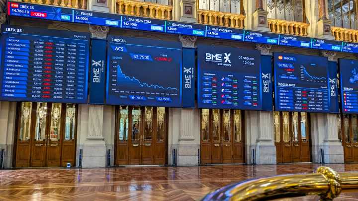 El Ibex 35 amplía su caída hasta el 1,6% y retrocede por debajo de los 14.700 enteros