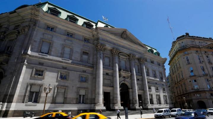 Procesaron a una empleada del Banco Nación por desviar casi un millón de pesos de cuentas de clientes