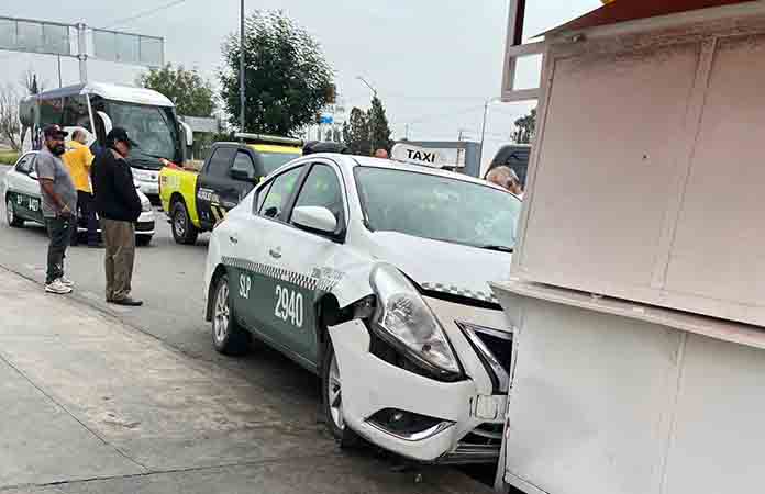Camioneta causa accidente frente a la TTP