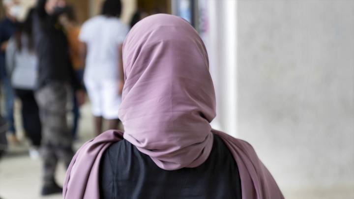 Polémica en un instituto de Logroño: acusan al centro de impedir la entrada a alumnas con velo islámico