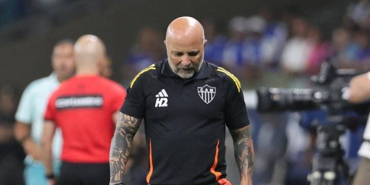 Sampaoli volvió al Atlético Mineiro y en su debut fue eliminado en el clásico por la Copa Brasil: la furiosa reacción