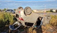 Vuelca y abandona vehículo en carretera a Aldama
