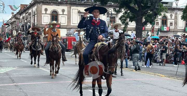 Con desfile cívico-militar, Morelia conmemoró el 260 aniversario del natalicio de José María Morelos
