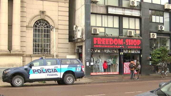 La Policía Federal realiza allanamientos en nueve locales de ropa por presunta venta de marcas falsificadas