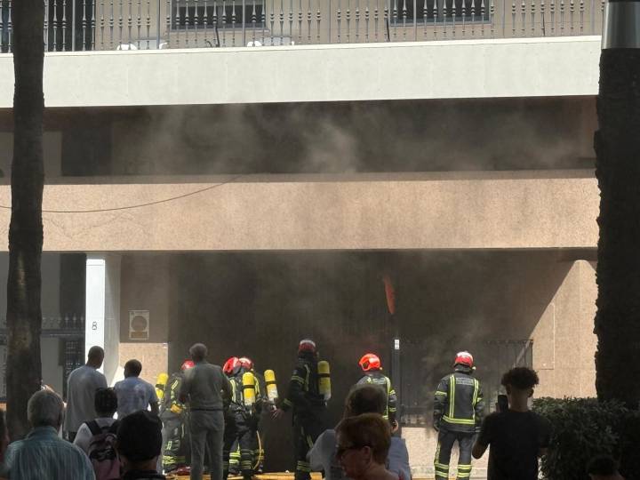 La salida de humo de un garaje en la Plaza de las Monjas de Huelva alerta a los vecinos