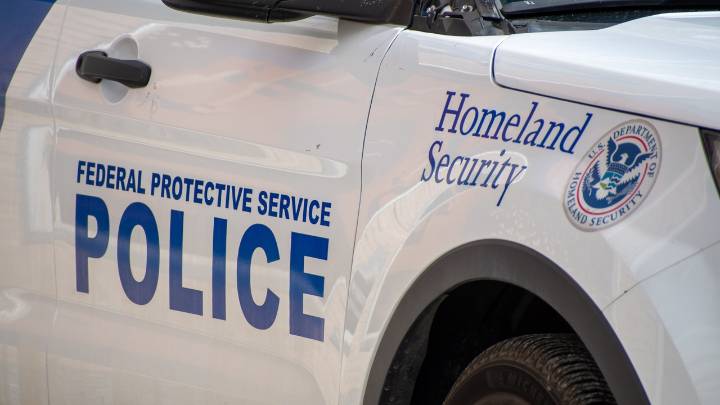 Al menos tres heridos y un atacante muerto en un tiroteo en oficina de inmigración en Dallas