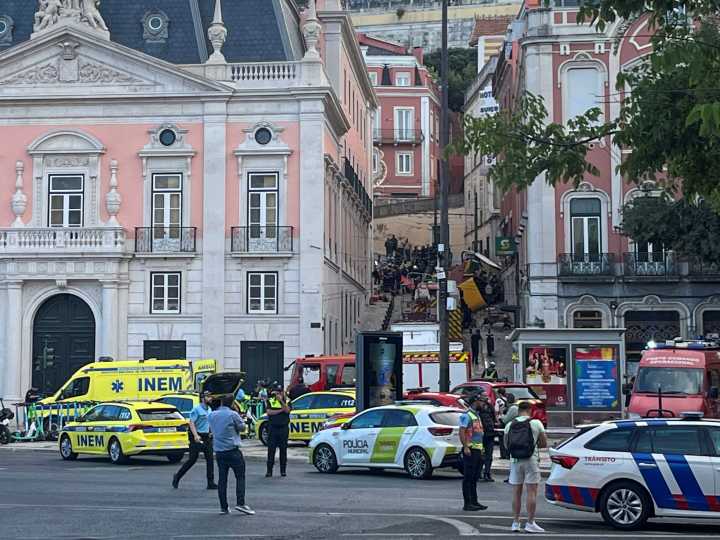 Descarriló un funicular en Lisboa y hay al menos 15 muertos: los videos de la tragedia