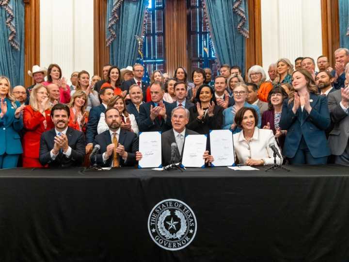 El gobernador de Texas, Greg Abbott, firmó una polémica ley que prohíbe a los extranjeros comprar propiedades