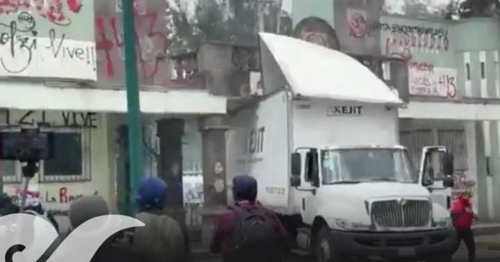 Normalistas de Ayotzinapa irrumpen instalaciones del Campo Militar 1