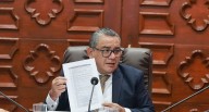 Ministro Juan José Santiváñez viajará a Suiza pese a tener impedimento de salida del país