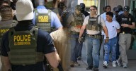ICE desmantela red criminal que traficó a miles de inmigrantes y montó fraude de asilo en EEUU: así funcionaba el sistema