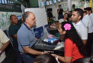 Alcalde Pinedo entregó ayudas humanitarias a 70 familias del barrio 20 de Octubre