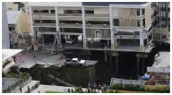 Socavón de 50 metros se abre frente a hospital y devora todo a su paso en Bangkok