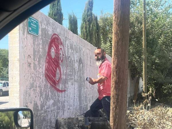 Hombre es sorprendido cuando realizaba grafiti en El Vergel