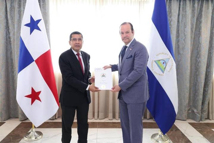 Embajador de Nicaragua en Panamá presenta copias de estilo (+Foto)