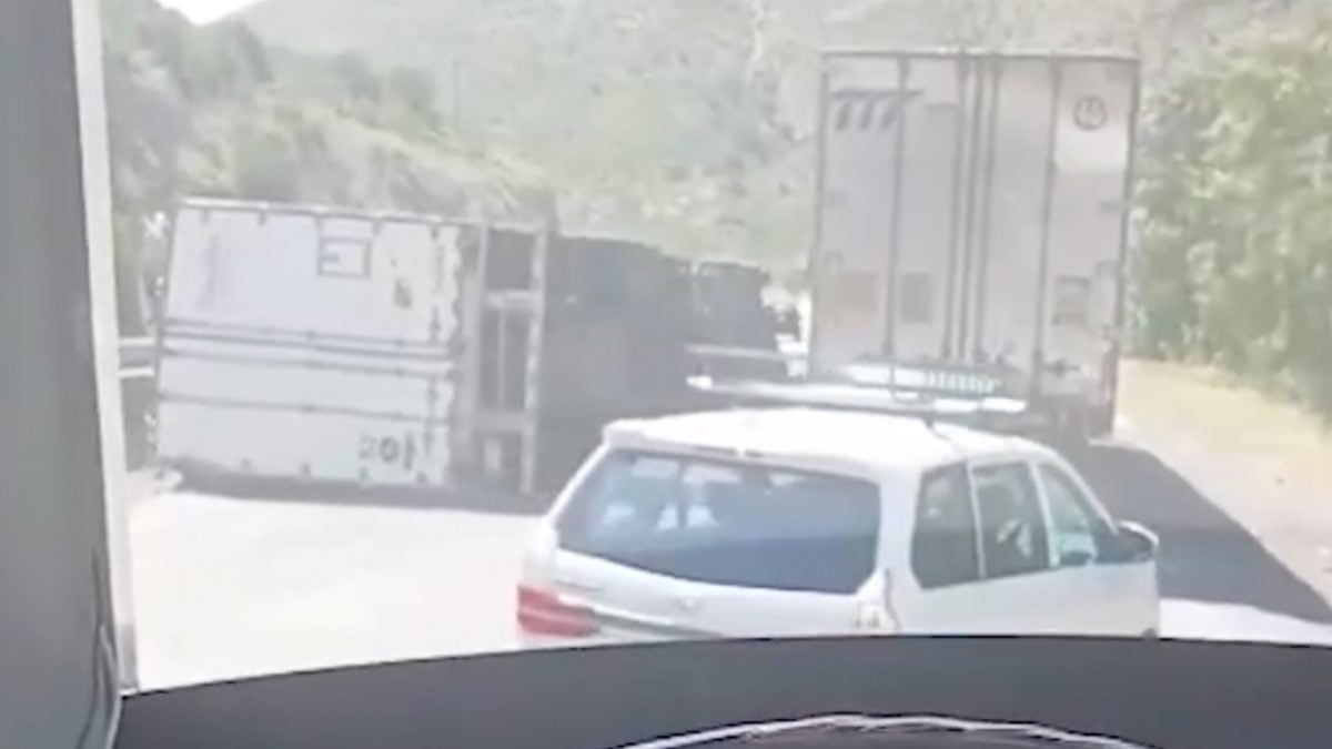 Volcadura de tráiler deja daños y largas filas en Los Chorros