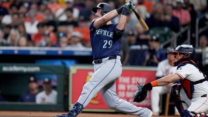 Mariners slugger Cal Raleigh hits MLB-leading 58th home run against Astros