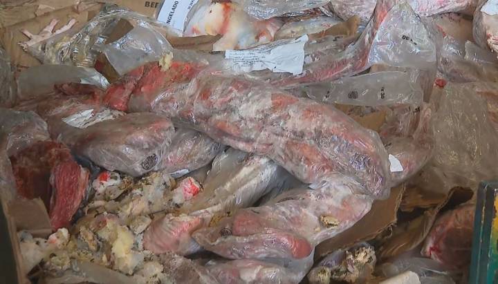 Vencida hace un año: decomisan 15 toneladas de carne desde local clandestino en Recoleta