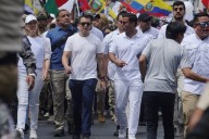 Noboa marcha en Ecuador y pide defender su consulta popular