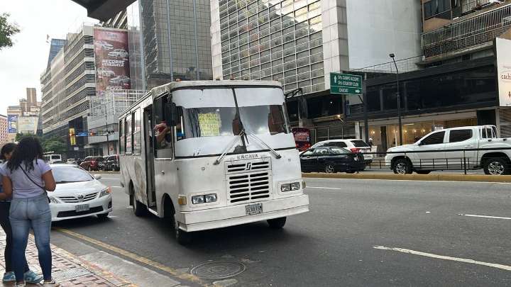 Oficializan nuevo aumento del pasaje urbano en Venezuela en medio del alza del dólar