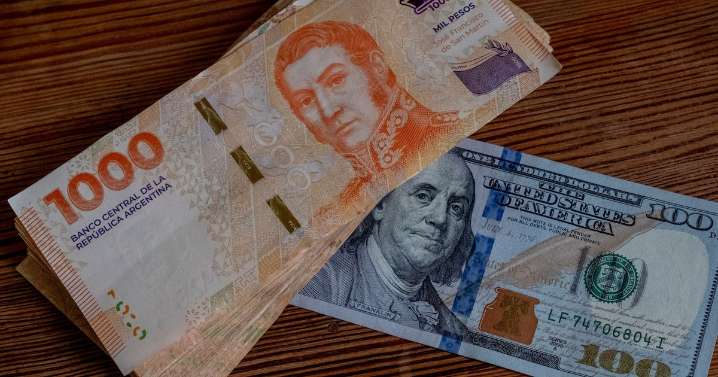 El peso argentino sigue sobrevaluado, advierten analistas internacionales