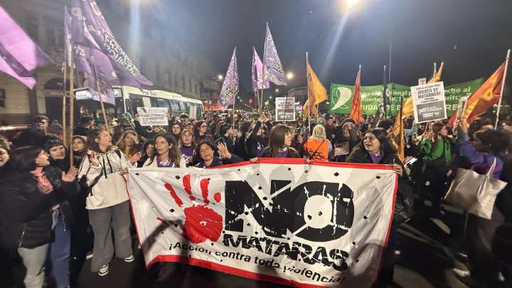 Las imágenes de una Plaza Flores que reclamó "justicia por Brenda, Morena y Lara"