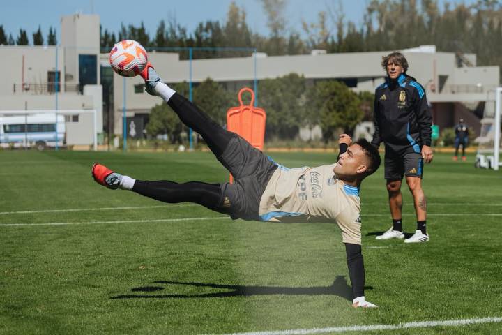 Rumbo a Ecuador. Entre sonrisas y mates, Scaloni analiza cómo reemplazar a dos indiscutidos ausentes en el último partido