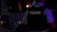 Hieren a hombre en la espalda y el pecho en frente de un bar