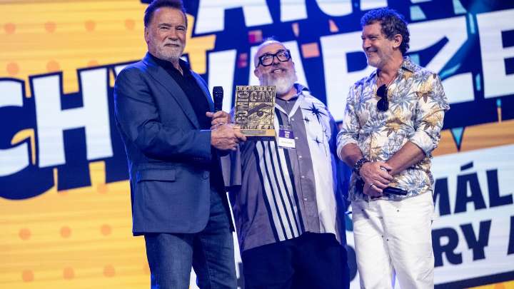Una escena de película en la Comic-Con de Málaga: Banderas sorprende a Schwarzenegger con el premio de honor