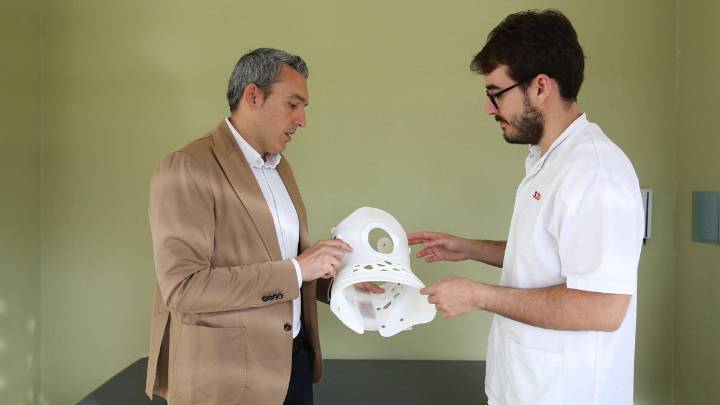Giro en la escoliosis infantil: usar el corsé ortopédico solo por la noche es igual de eficaz que llevarlo todo el día