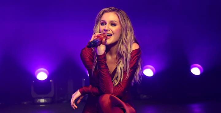 Kelsea Ballerini Alludes to Breakup with Chase Stokes in First Show Since Their Split 
