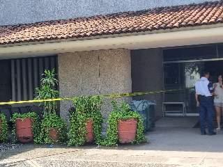 Sin atención médica queda tendido a las puertas del IMSS en Vallarta