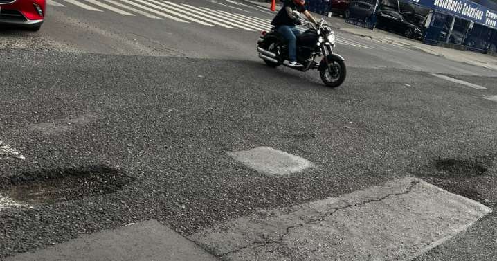 ¿Cómo se forman los baches en la CDMX?: Este es el plan de Clara Brugada para eliminarlos