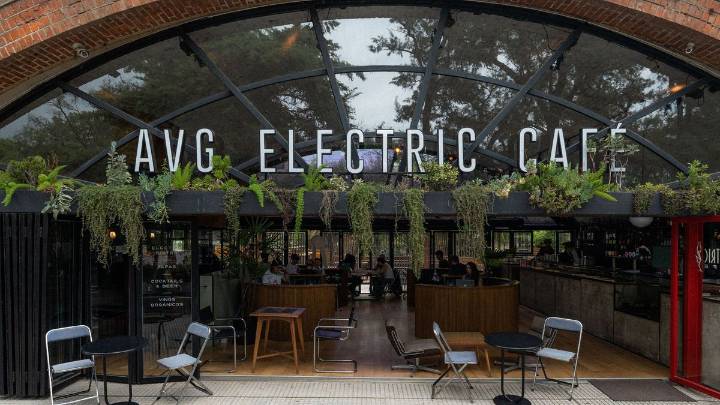 Cocina creativa, vinilos y coctelería de autor en un pulmón de la ciudad