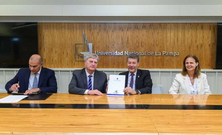 Se firmó la escritura para la Facultad de Ciencias de la Salud