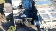 Imágenes del desastre: un incendio redujo a cenizas un taller y seis vehículos en Caucete