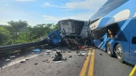 Chocan de frente autobús y tráiler; hay dos muertos y 14 lesionados; sinaloenses venían a bordo